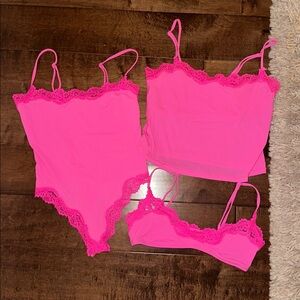 SKIMS FITS EVERYBODY LACE CAMI BODYSUIT, CAMI, SCOOP BRALETTE TAFFY TONAL SMALL